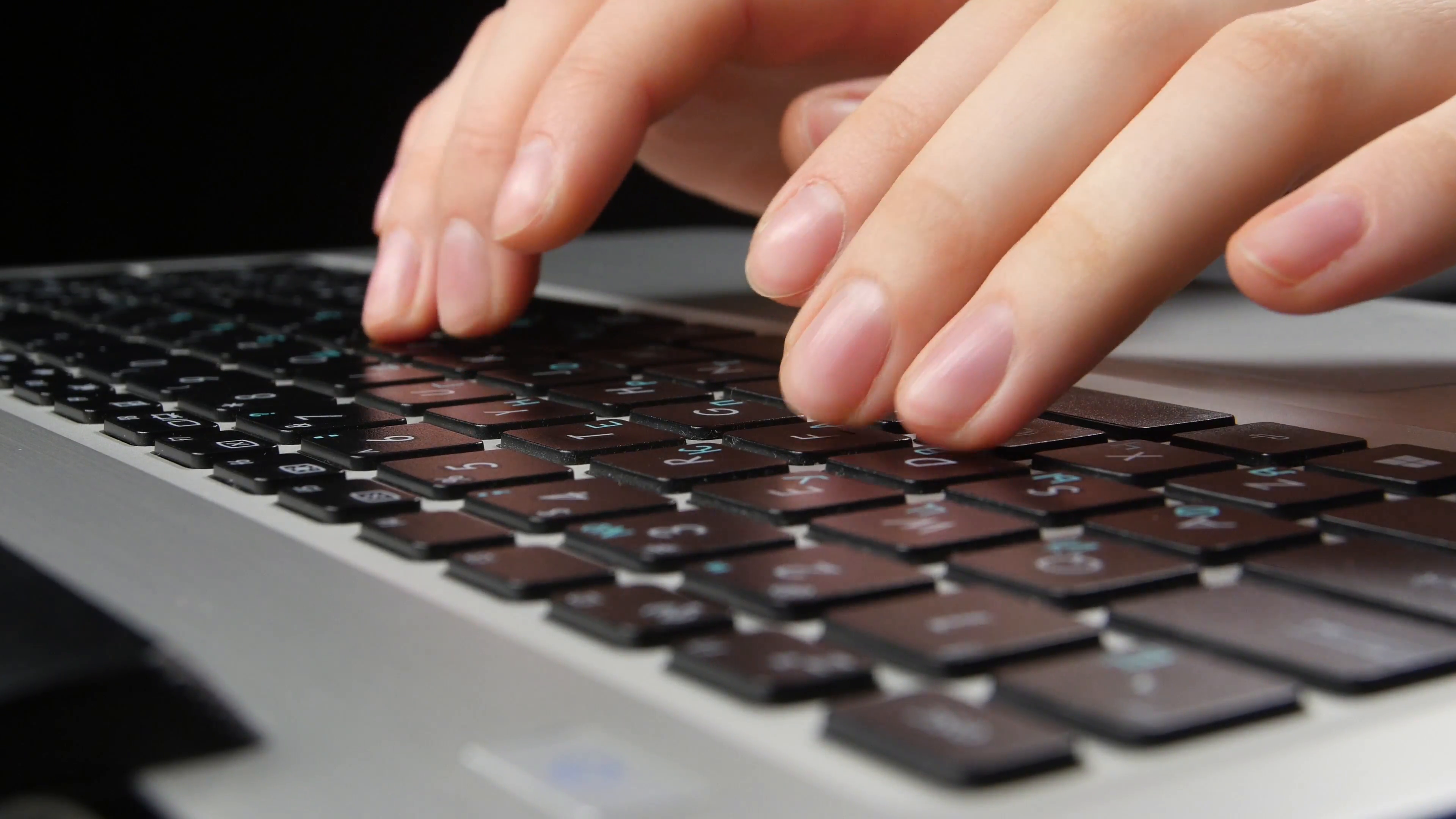 Мужские руки на клавиатуре ноутбука